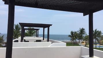 Suite panorámica, 1 cama King size, vista al jardín | Terraza o patio