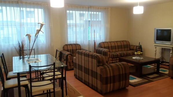 Departamento, 2 habitaciones | Sala de estar | Televisión de 21 pulgadas con canales por cable y reproductor de DVD 