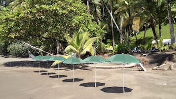 Di pantai, scuba diving, dan berkayak