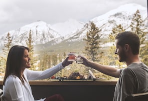 Malcolm Royal King | Premium bedding, in-room safe, desk, blackout drapes - The Malcolm Hotel  (Canmore)