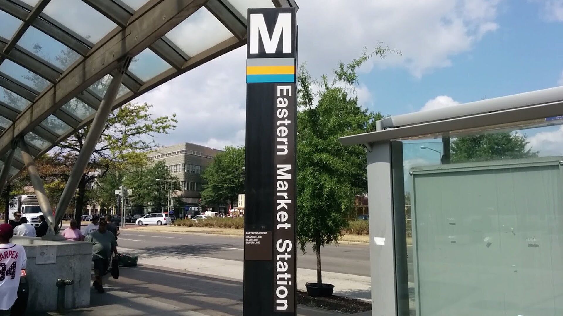 Een bord voor Eastern Market Station met een moderne overkapping.