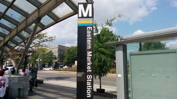 Een bord voor Eastern Market Station met een moderne overkapping.