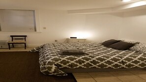 2 quartos, escrivaninha, ferros/tábuas de passar roupa, berço de viagem