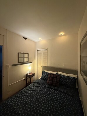 1 soverom, strykejern/-brett, wi-fi (inkludert) og sengetøy