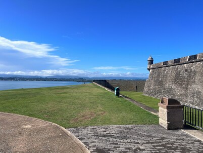 Walking distance to Old SJ, Cruise Ports & Beaches - WIFI - Queen size bed -