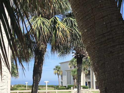 Best Beach view condo 2 story 2br 1.5ba views of ocean,pool & intercoastal.