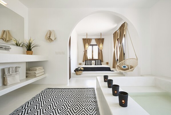 3 bedrooms, in-room safe, iron/ironing board, free WiFi - Le Blanc Suite Santorini  Luxury and Family Friendly (Mesaria)