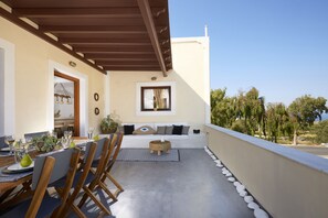 Outdoor dining - Le Blanc Suite Santorini  Luxury and Family Friendly (Mesaria)