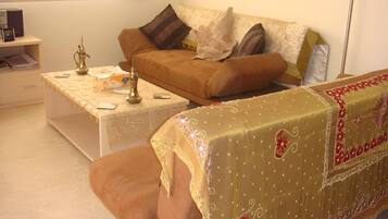 Fernseher, DVD-Player, Bücher, Videothek