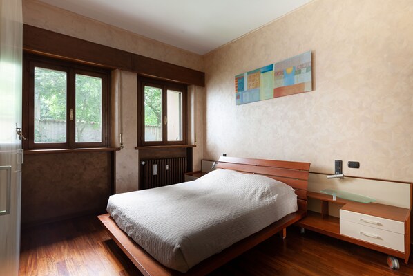 2 bedrooms, desk, iron/ironing board, free WiFi