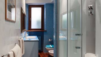 Shower, hair dryer, towels, shampoo