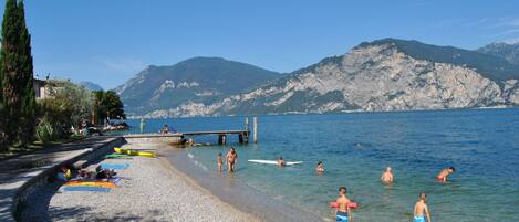 Plage, chaises longues