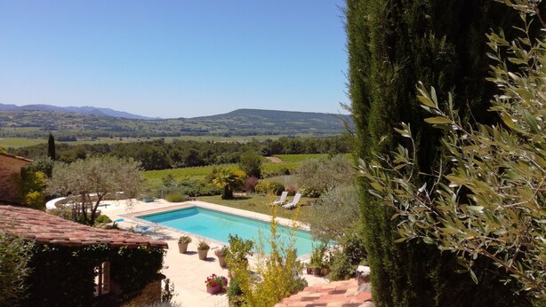 A pool with a view of a vineyard and hills in the background. - DROME-LIMIT VAUCLUSE-GÎTE WITH SWIMMING POOL - PANORAMIC VIEW (Vinsobres)