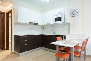 Køleskab, mikrobølgeovn, kogeplade, kaffe-/temaskine