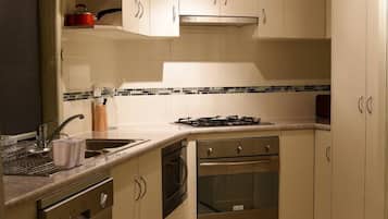 Villa superior, 4 habitaciones | Cocina privada | Refrigerador con congelador, microondas, horno y parrilla de estufa