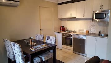 Villa superior, 2 habitaciones | Cocina privada | Refrigerador con congelador, microondas, horno y parrilla de estufa
