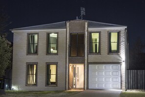 Charlie | Premium bedding, iron/ironing board, free WiFi, bed sheets - Atricom Apartments Australia (Stanthorpe)