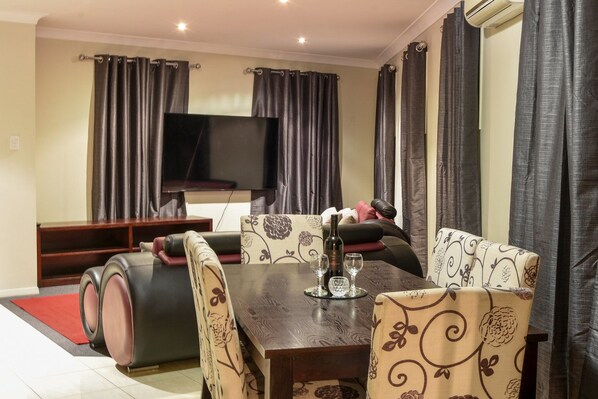 Charlie | In-room dining - Atricom Apartments Australia (Stanthorpe)