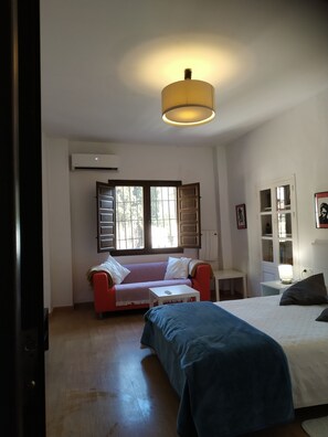 Tabla de planchar con plancha, wifi gratis y ropa de cama