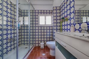 Ducha, secador de pelo, toallas