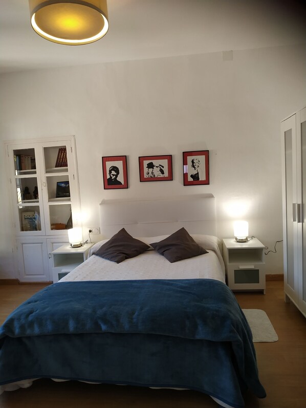 Tabla de planchar con plancha, wifi gratis y ropa de cama