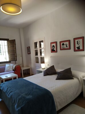 Iron/ironing board, free WiFi, bed sheets