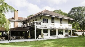 Kaksikerroksinen rakennus, jossa on parveke, kyltti, jossa lukee ”Pegasus Hotel”, ja ulkona oleva oleskelualue.