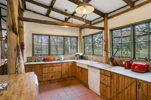 Familie cottage, 3 slaapkamers, keuken, uitzicht op tuin | Gemeenschappelijke keuken | Een koelkast met diepvriezer, een microgolfoven, een oven, een kookplaat