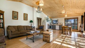 Lawn Cottage | Iron/ironing board, free WiFi, bed sheets