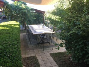Outdoor dining - Taradale House Estate (Taradale)