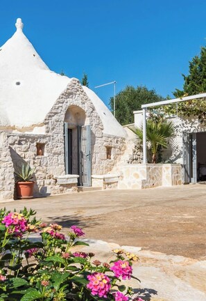 Exterior - TRULLO AND VILLA WITH 8/12 BEDS WITH POOL, BARBECUE, LAUNDRY, PARKING (Ceglie Messapica)