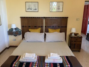 2 habitaciones, escritorio y tabla de planchar con plancha 