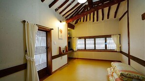 Ein traditioneller japanischer Raum mit Tatami-Böden, Shoji-Schirmen und einer Holzbalkendecke.