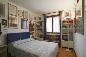 1 chambre, fer et planche à repasser, accès au Wi-Fi (inclus)