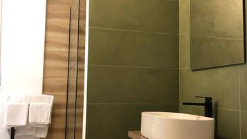 Een douche, een haardroger, een bidet, handdoeken