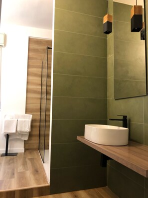 تجهيزات دش، مجففات شعر، مراحيض شطف، مناشف