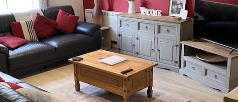 TV connectée, lecteur de DVD, baby-foot, table de tennis de table