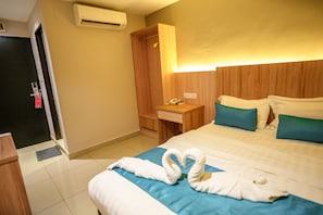 Quarto luxo, 1 cama Queen | 1 quarto, individualmente mobiliados, escrivaninha