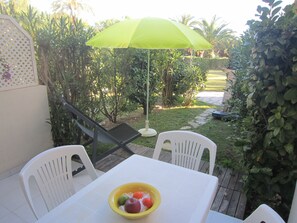 Outdoor dining - Residence of the Guardian Angel, Beachfront apartment, Villefranche / Mer (Villefranche-sur-Mer)