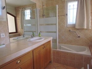 Combined shower/tub, hair dryer, towels, soap