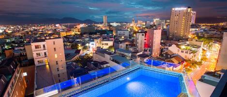 Piscine extérieure, chaises longues