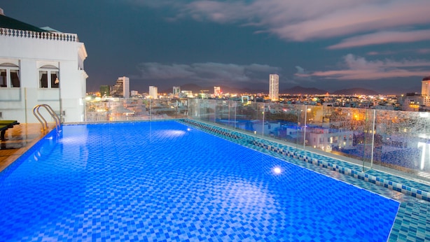 Una amplia piscina interior con vistas a un paisaje urbano de fondo.