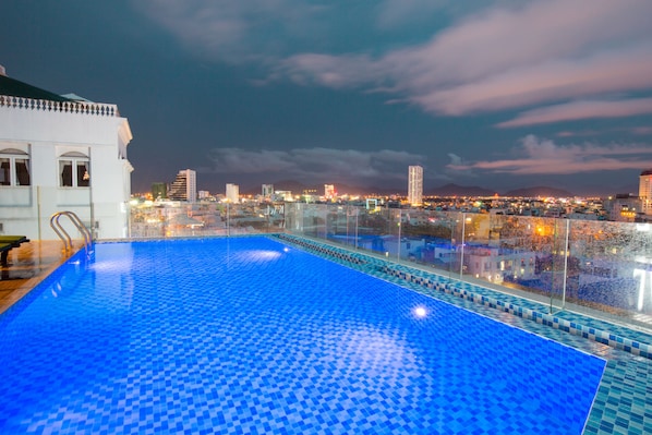 室外游泳池,日光浴躺椅