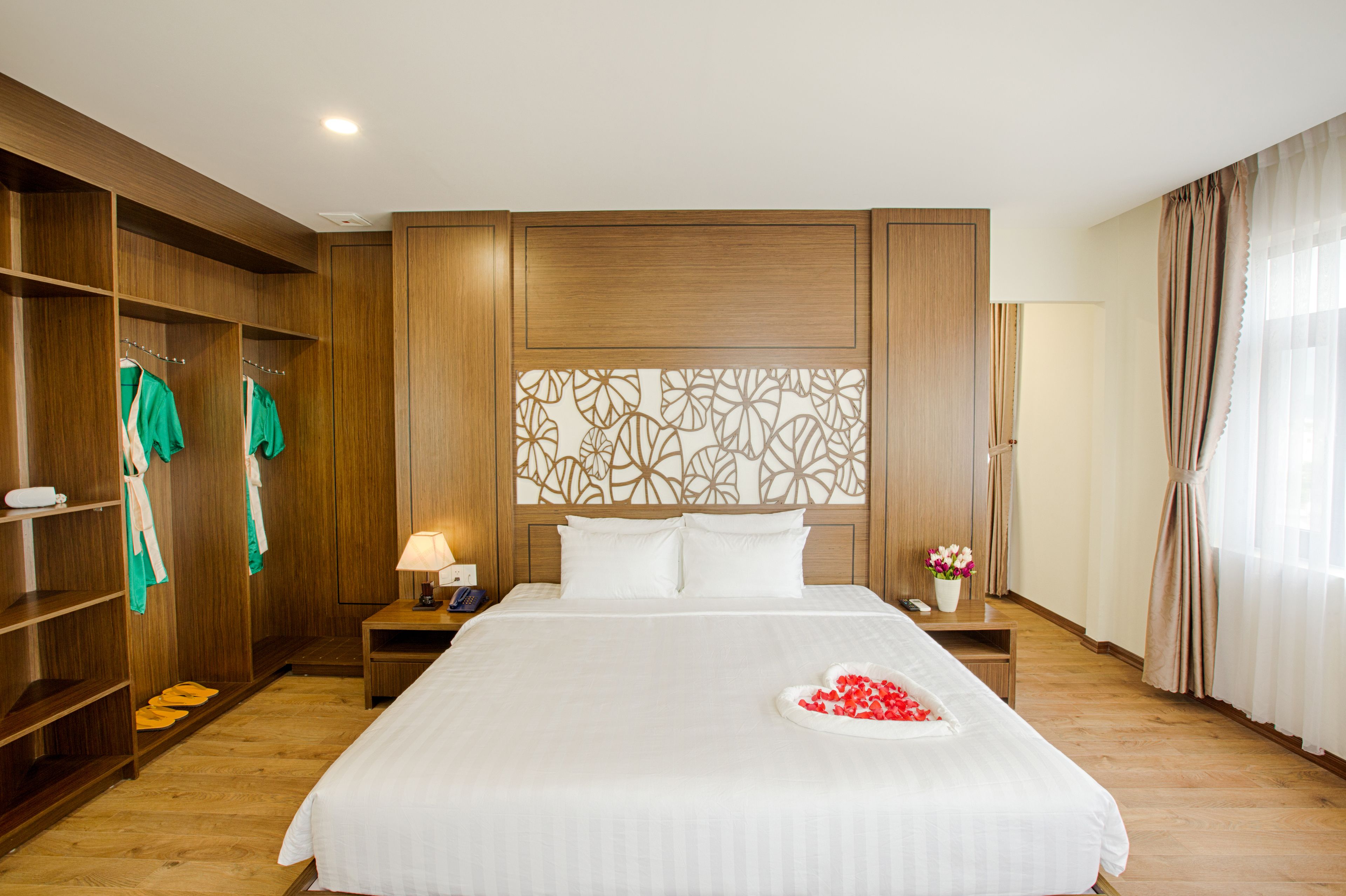 deluxe suite | 1 bedroom, premium bedding, pillow-top beds, minibar