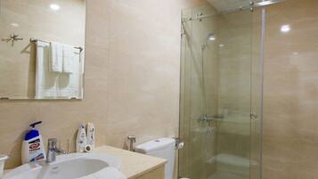Douche, douche à « effet pluie », articles de toilette de luxe