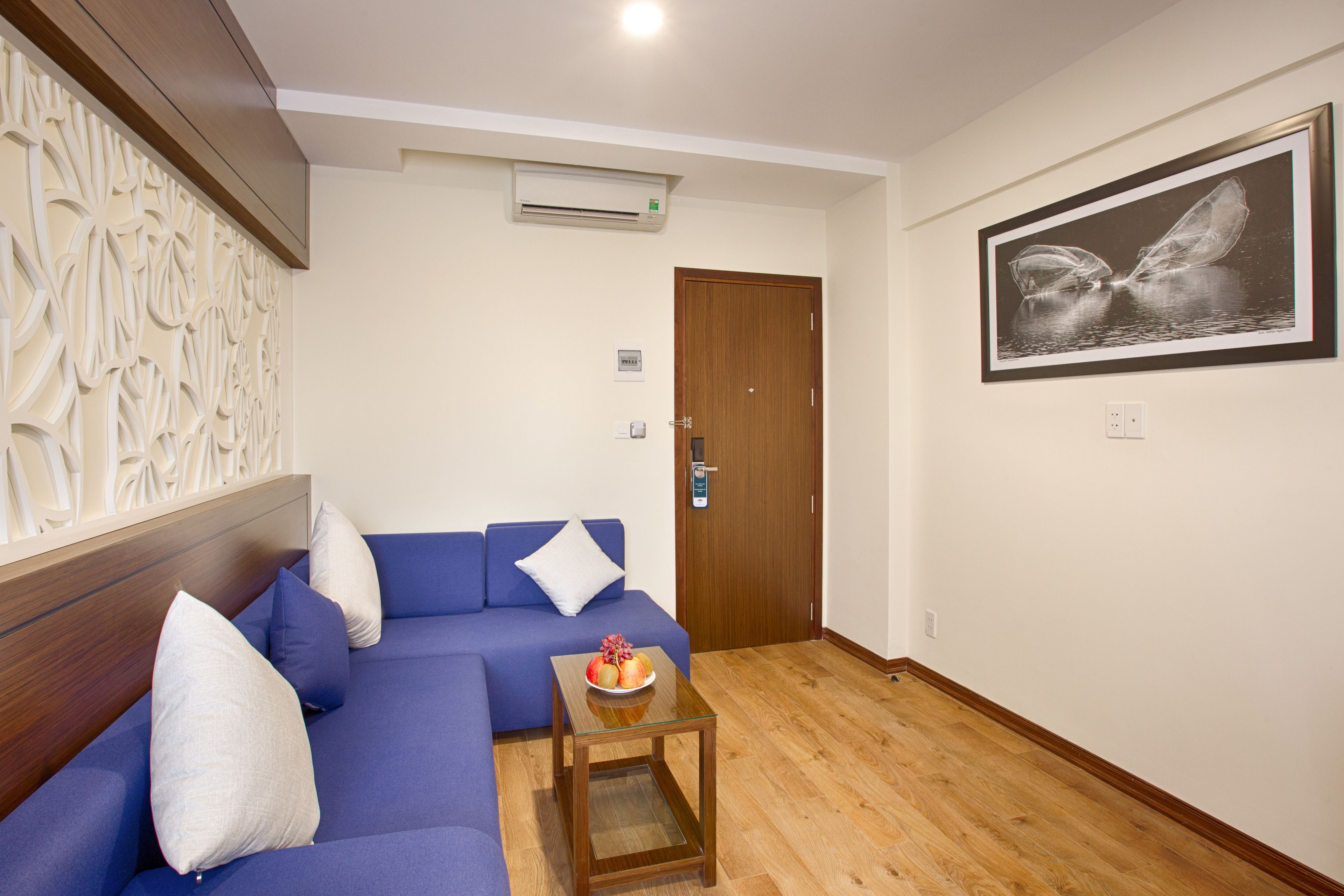 deluxe suite | living area | 40-inch lcd tv with cable channels, tv
