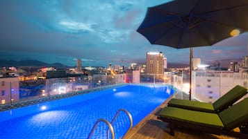 Una piscina al aire libre, tumbonas