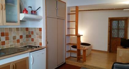 THE 39-2: AT THE FOOT OF THE CITY, GARAGE & WIFI