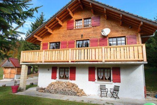 T2 en chalet avec terrasse et parking privĂ© â Montagnes du Jura