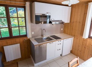 Geladeira, micro-ondas, cooktop, lava-louças